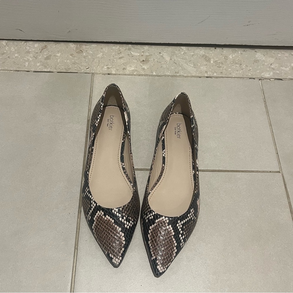 NWT - BOTKIER Snake print flats, Size 6